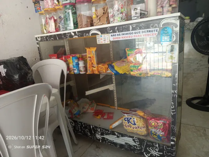 Balcão de vidro com rodas
