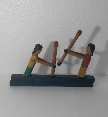 Antigo brinquedo de madeira.