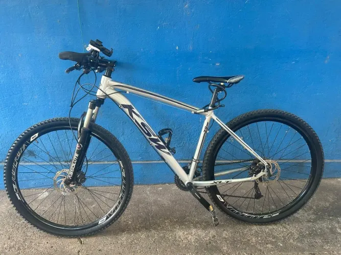 Vende-se uma bicicleta aro 29, usada, em ótimo estado