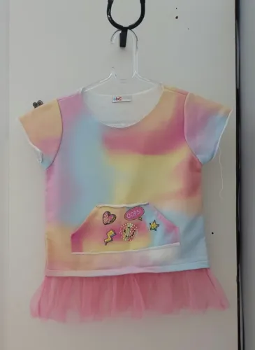 Camisa infantil divertida de cores com enfeite