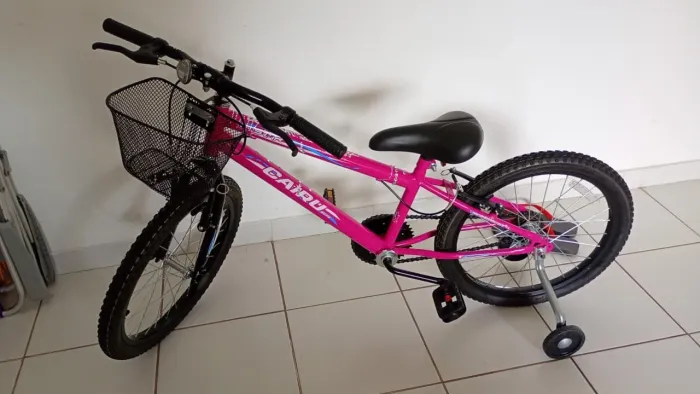Bicicleta infantil feminina aro 20 com rodinha na cor rosa com 2 meses de uso 