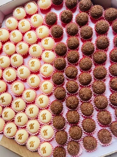 CENTO DE DOCES BRIGADEIROS PARA FESTA