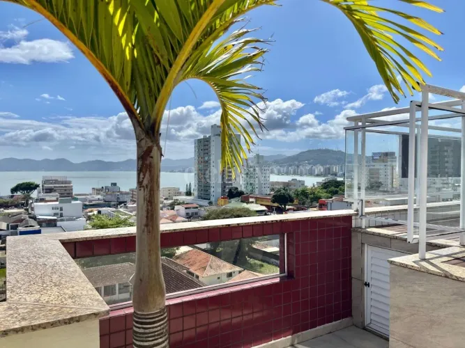 Cobertura duplex para venda com 4 dormitórios, piscina e vista mar.