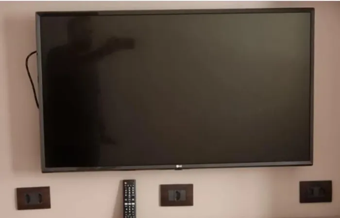 Smart TV LED 43 Polegadas LG 43LJ551C FULL HD 2 HDMI USB com suporte