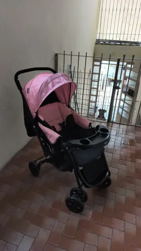 Carrinho de bebê + bebe conforto Feminino  em perfeito estado 