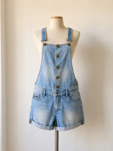 Jardineira Jeans, TAM. 40, em ótimo estado de conservação 