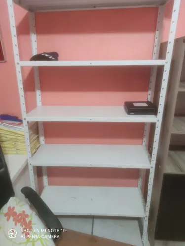 Mesas e estantes escritorio