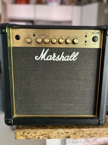 Amplificador Marshall MG15R (com reverb integrado)