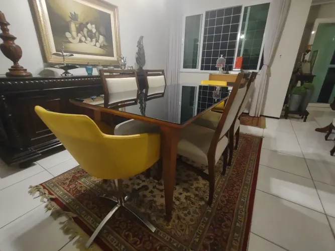 Conjunto de mesa e cadeiras de madeira 