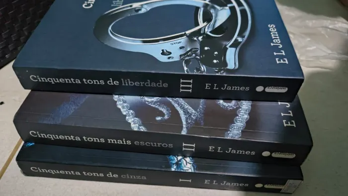 Cinquenta tons de cinza ( Trilogia ) Seminovo