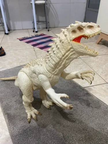 Indominus Rex de braços e pernas articuladas