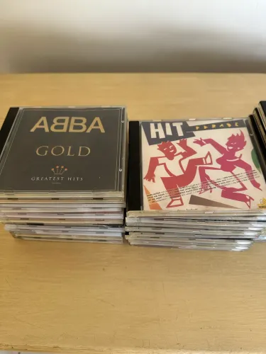 40 Cds de música diversificado. 10,00 cada.