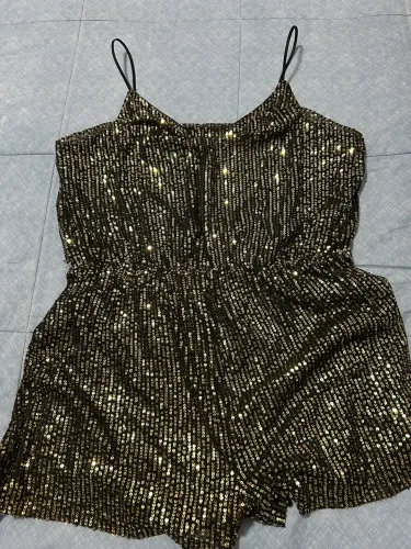 macacão preto com lantejoulas douradas