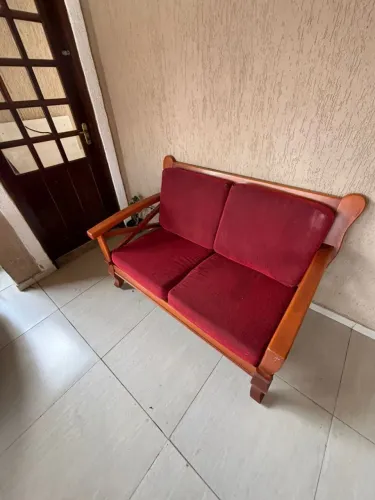 Jogo de sofá de 3 e 2 lugares. Madeira. 