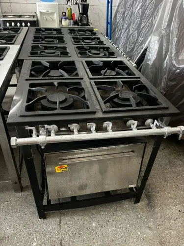 Fogão industrial com forno 