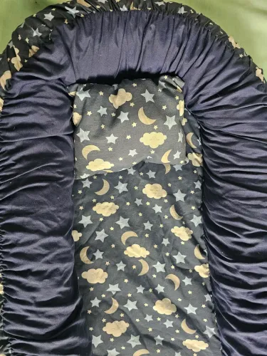 Ninho com travesseiro para neném