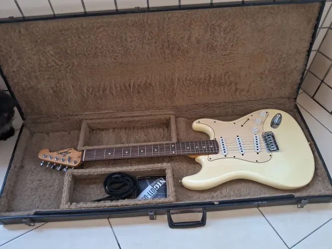 Guitarra Strato Shelter USA California Cream