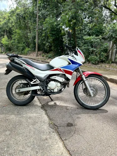 Honda Falcon 400i 2015 Capitão América