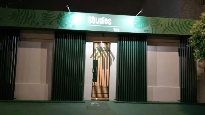 3439-Studio para locação com aproximadamente 20m², quarto com banheiro, mobiliado com exce