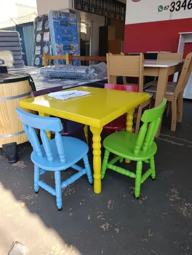 Mesa infantil COLORIDA com 4 cadeiras