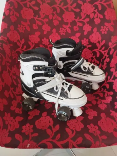 Vendo patins retrô em bom estado. Serve do 37 ao 40