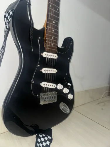 Vende-se guitarra Waldmar + 3 palhetas+ correia