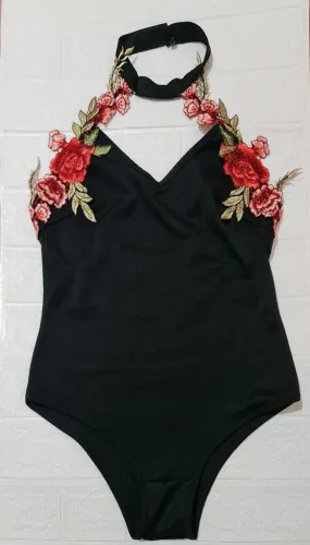 BODY PRETO COM FLORES QUE VÃO EMOLDURANDO O COLO PESCOÇO E COSTAS DA MULHER NOVO SEM USO 