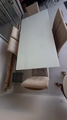 Mesa de jantar em vidro 