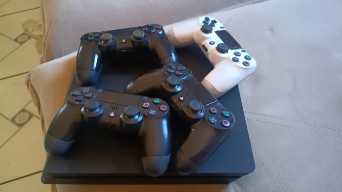 Vendo Play 4,em ótimo estado de conservação.