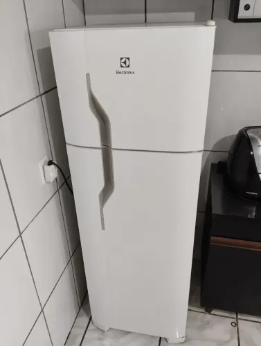 Geladeira ELETROLUX 260L