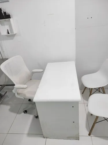 Kit escritório/ consultório - 3 cadeiras + mesa de brinde