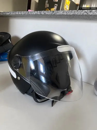 Capacete Preto com Viseira Transparente e Selo do Inmetro