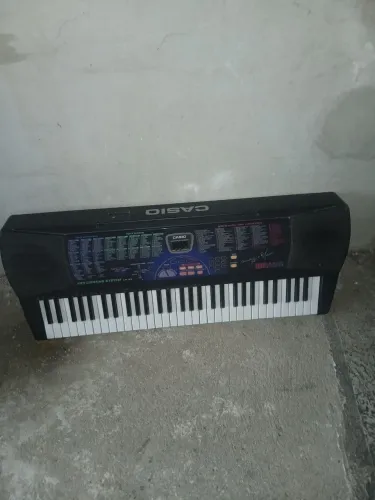 vende se um teclado musical série sande e Júnior