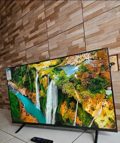 TV SMART E ANDROID 4K 43 POLEGADAS NOVINHA ACEITO CARTÃO