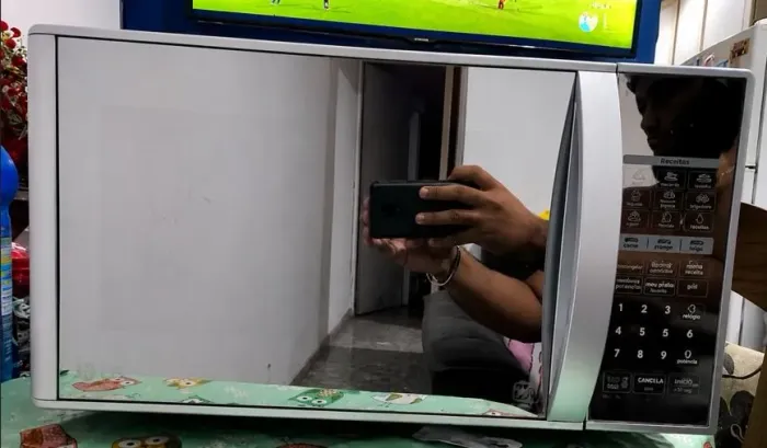 Micro-ondas funcionando perfeitamente espelhado