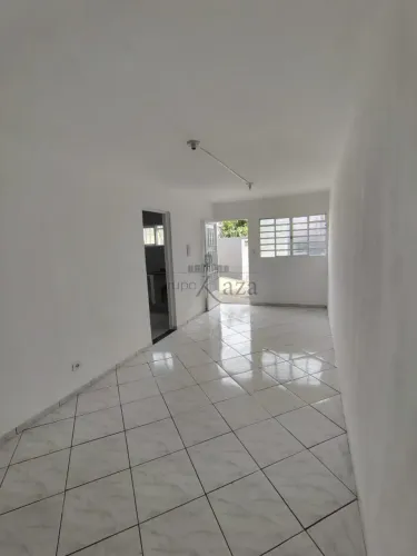 Casa Padrão - Parque Califórnia - Jacareí - 3 Dormitórios - 71m².