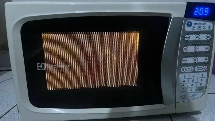 Vendo microondas Electrolux (defeito liga e não esquenta)