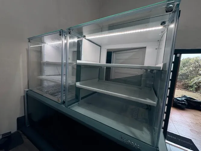 Vitrine Expositora Gelopar Vitre GQRA-140R - Refrigerada e Aquecida (Seminova)