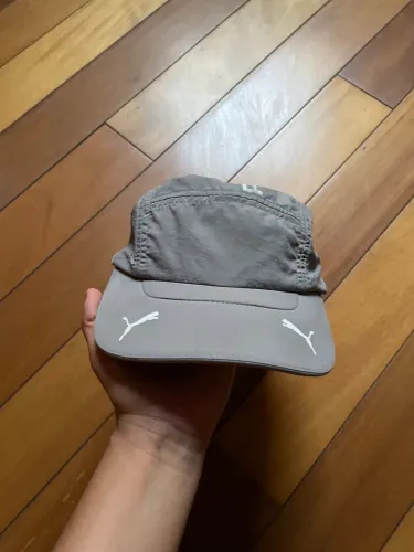Boné Puma x Pleasures 5 Panel Cinza 
