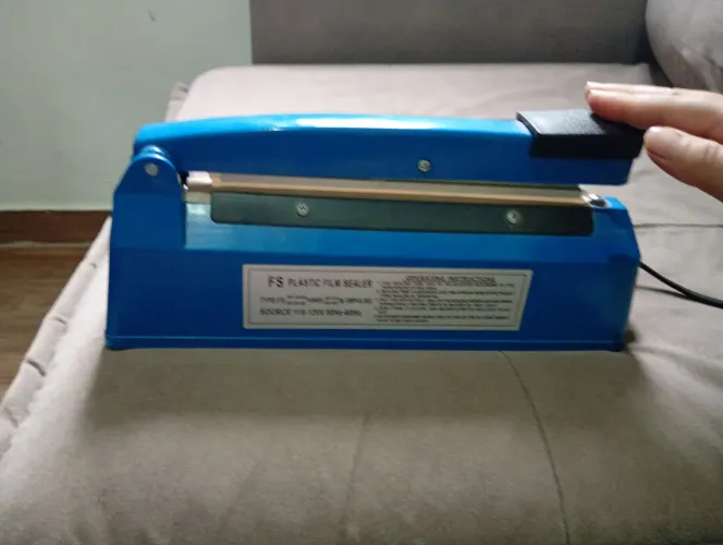 Essa é uma seladora manual de sacos plásticos