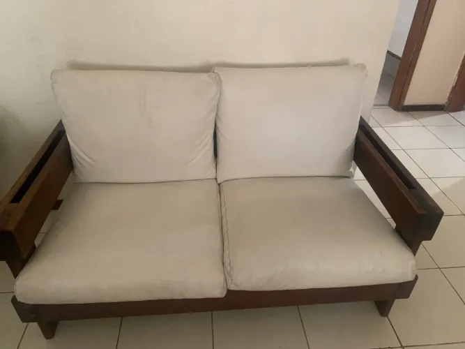 Vende -se um sofá de dois lugares de madeira de jacarandá , almofada de couro .