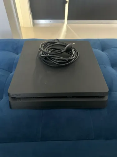 PlayStation 4 Slim em excelente estado + 6 jogos físicos