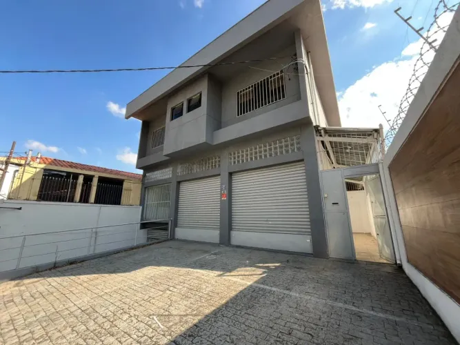Prédio com localização estratégica e garagem térrea e subterrânea para veículos