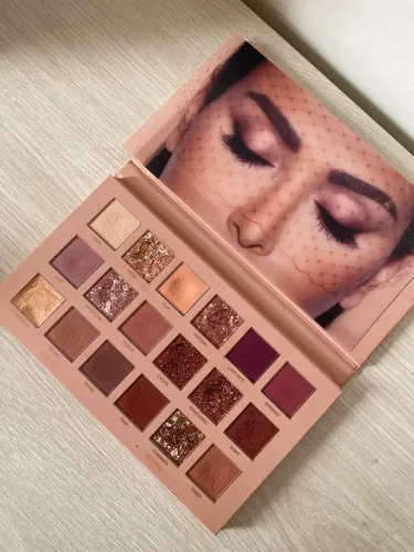 Paleta HUDA BEUTY nude usada 
