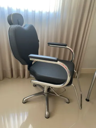 Vendo cadeira cabeleireiro reclinável , seminu nova