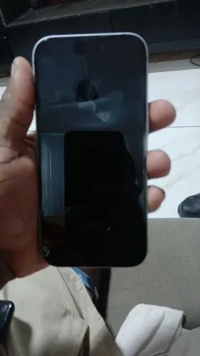 Iphone 15 128gb bateria 92%? nunca foi aberto funciona tudo normal só película trincada