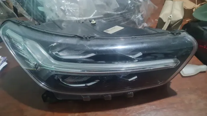 Farol volvo x c 40 direito 2018 a 2019.
