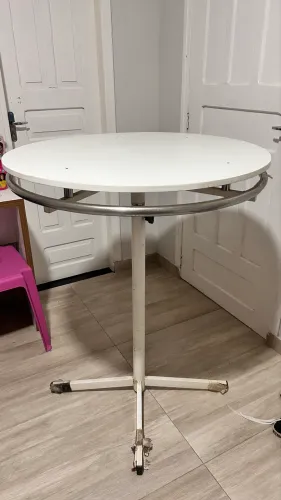 Mesa com cabideiro para loja 