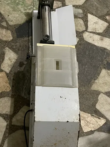Vende -se uma masseira para pizza e bolo e cilindro de abrir massa