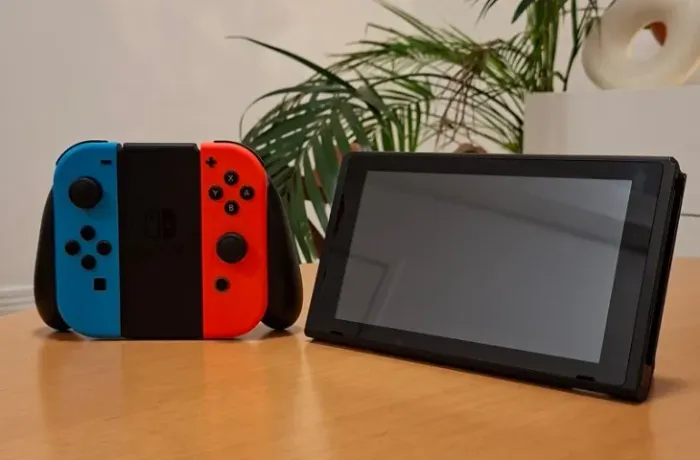 SEMI-NOVO: NINTENDO SWITCH 1 V2 32GB + CARTÃO MICRO SD 128GB